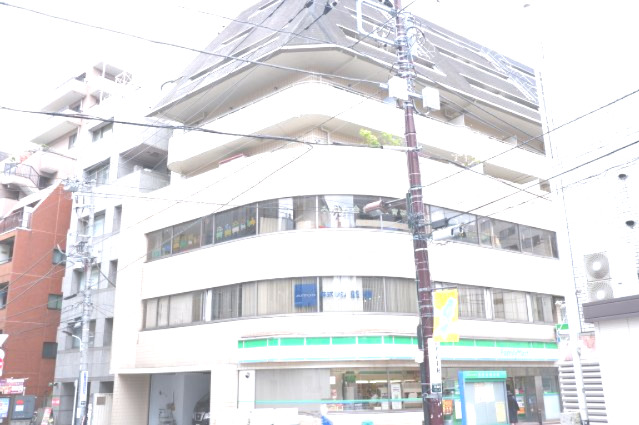 建物外観　外観もきれいです。１階にファミリーマートがあり便利です