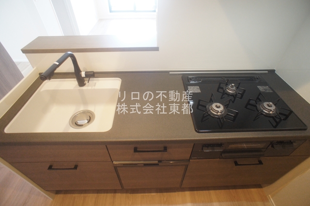 キッチン　お料理好きにはオススメのグリル付３口システムキッチン設置済♪