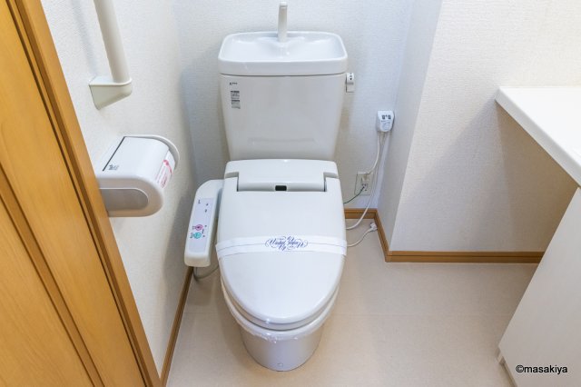 トイレ　トイレ　ウォシュレット付き。