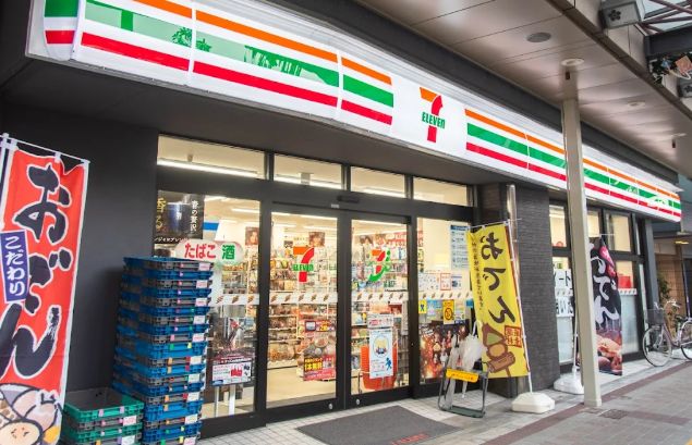 コンビニ　セブンイレブン江東亀戸4丁目店（コンビニ）まで111m
