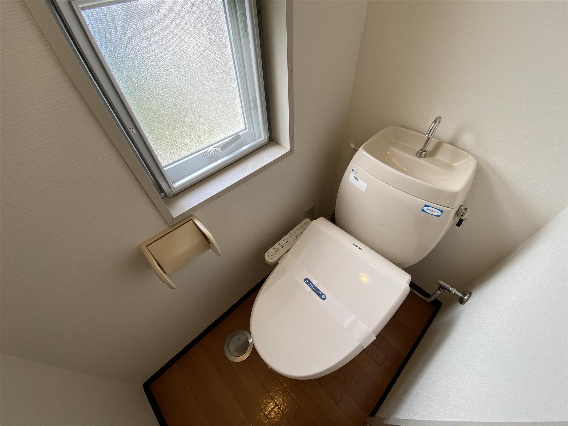 トイレ　窓付きのトイレです