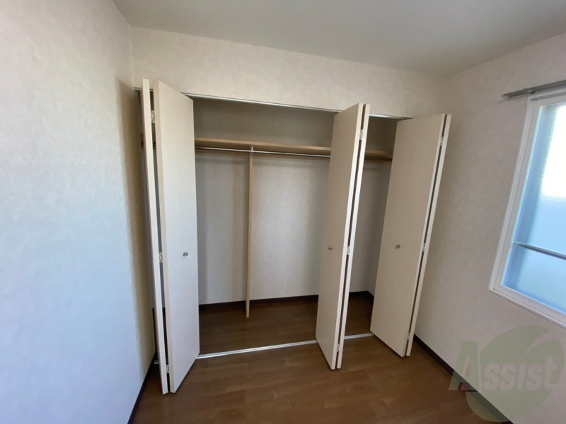 収納　こちらの収納にはハンガーをかけて服もしまえますね。　"