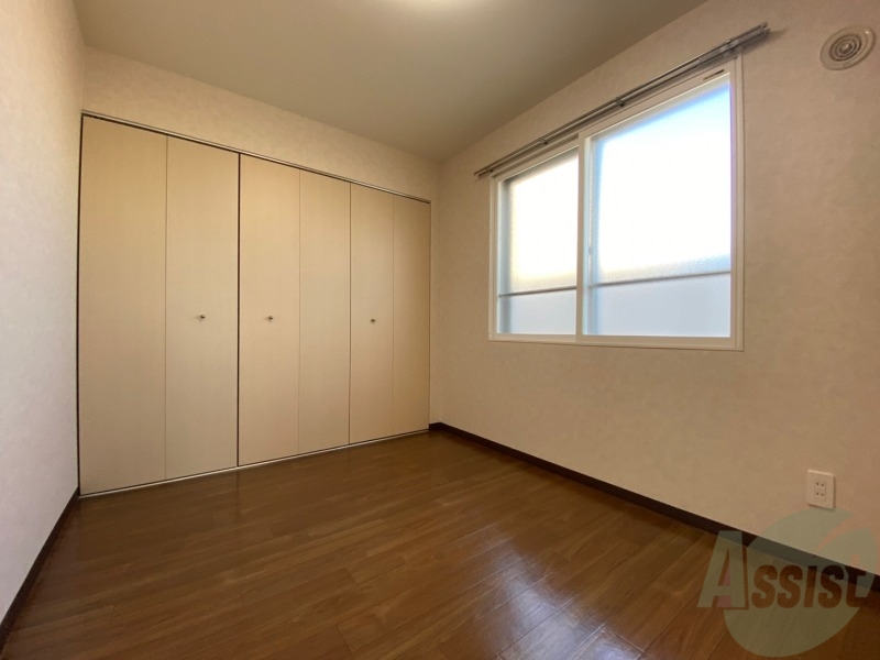 その他部屋・スペース　寝室はこちらです。光が差し込む、温かみのあるお部屋です