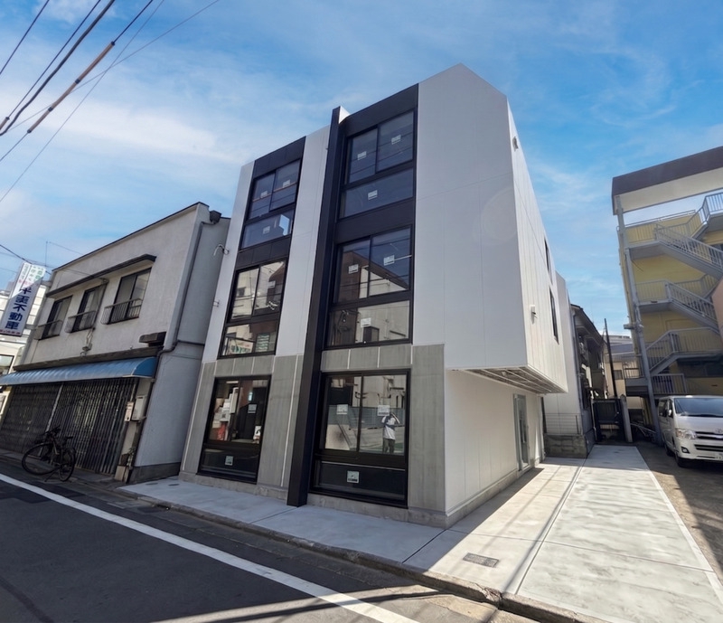 建物外観　直線的でスタイリッシュな外観