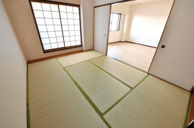 その他部屋・スペース　南側、和室6帖　　押入れ1間付