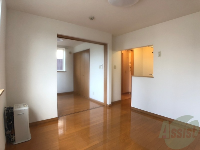 居室・リビング　日当たりが良くて心地よく過ごせそうなお部屋です。