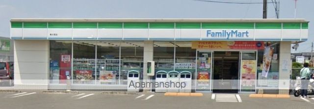 コンビニ　ファミリーマート（コンビニ）まで650m