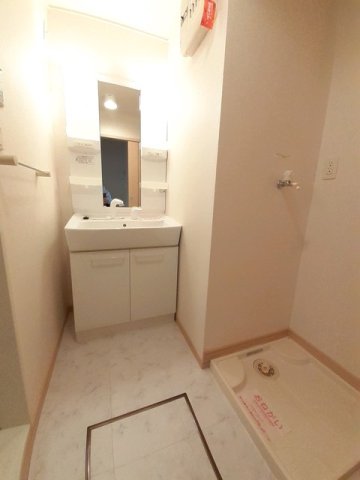 洗面設備　スペースが確保できる洗面所です