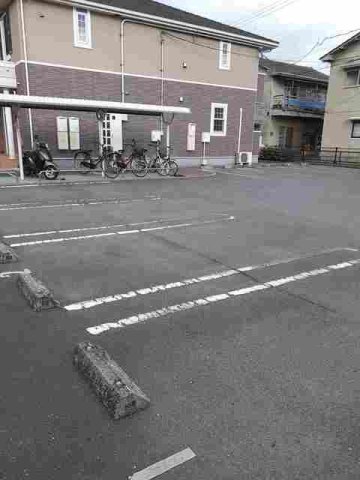 駐車場　駐車場があるので、車を買う予定の方も安心です