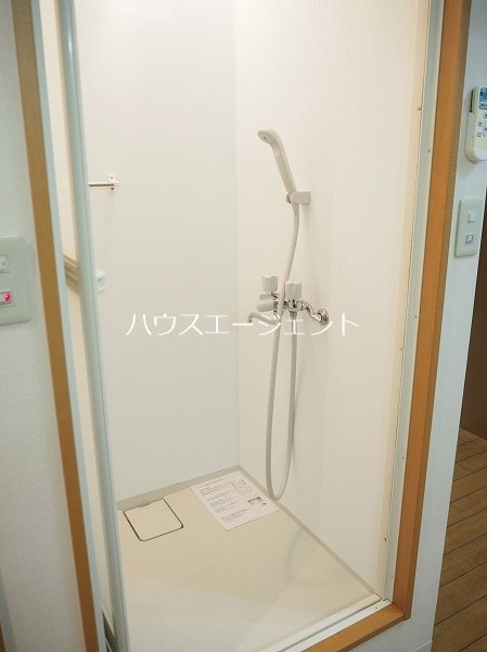 その他設備　専用シャワールームは清潔感がありますね！