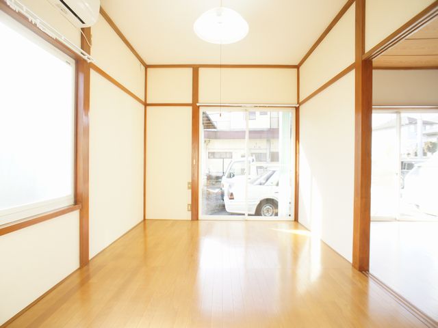居室・リビング　日当たり良好な南側洋間です。