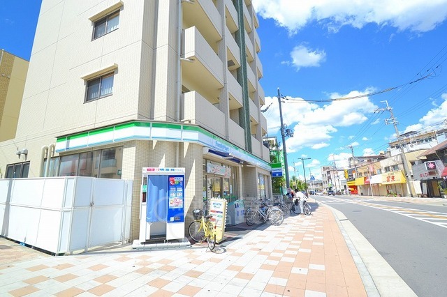 コンビニ　ファミリーマート　新高一丁目（コンビニ）まで264m