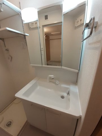 洗面設備　ゆったりとスペースのある洗面所