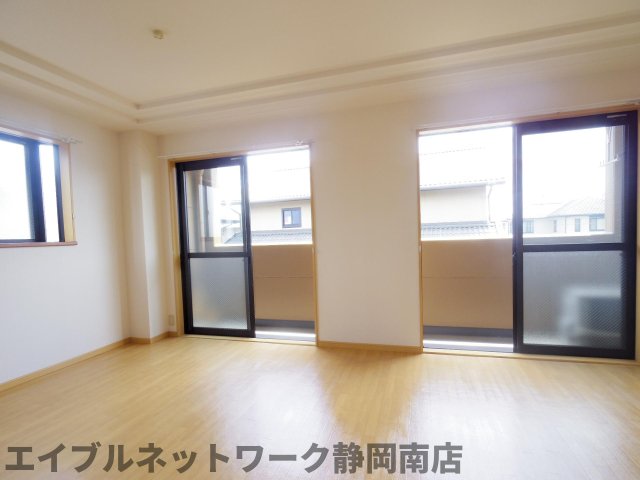 その他設備　こちらの居間で趣味の時間をお楽しみください