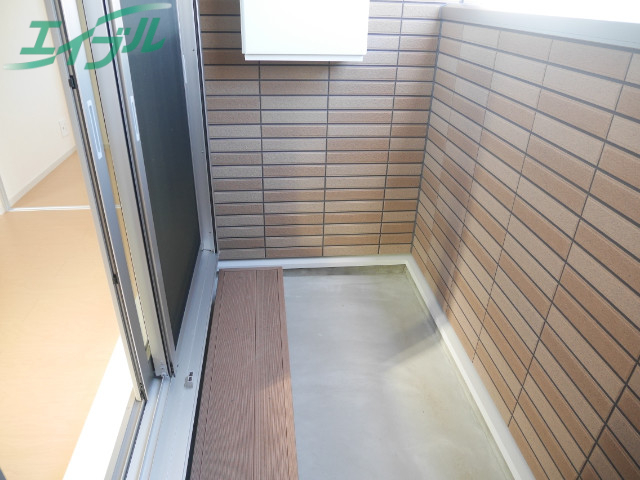 バルコニー　同建物別部屋反転タイプ写真です