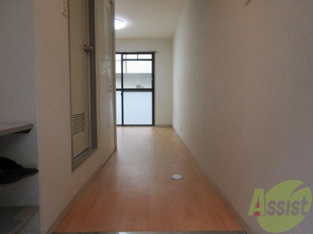 玄関　玄関からすでに明るいお部屋ですね。