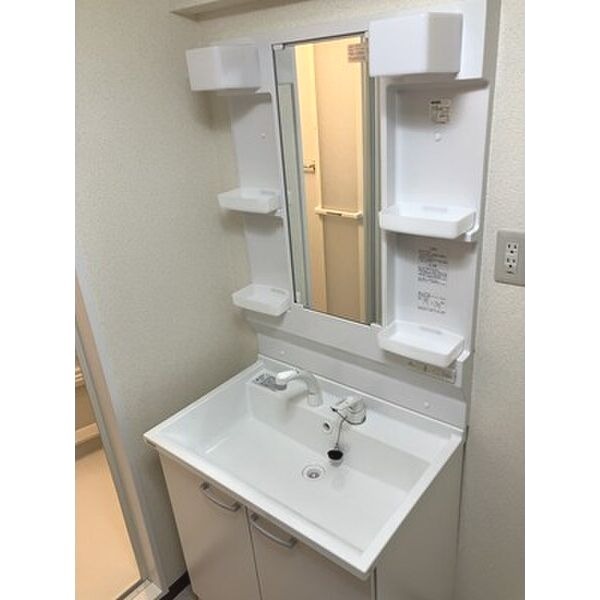 洗面設備　独立洗面台に室内洗濯機パン付いてます！