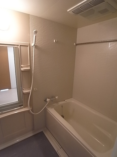 バス・シャワールーム　お風呂・トイレ別のセパレートはいいですね。