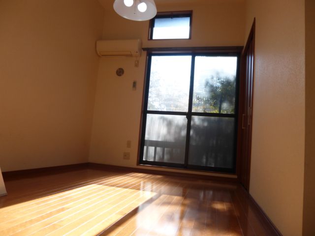 居室・リビング　明るい日差しが入るロフト付きのお部屋☆