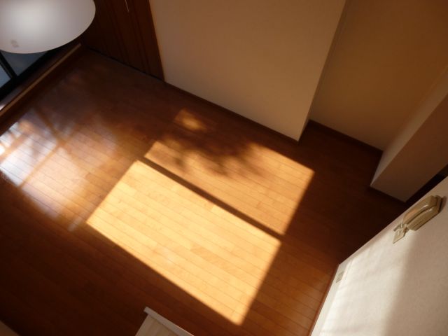 居室・リビング　ロフトから覗くと・・・