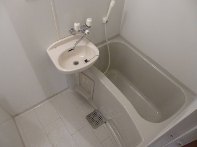 バス・シャワールーム　バス・トイレ別なのでゆっくりくつろげます！