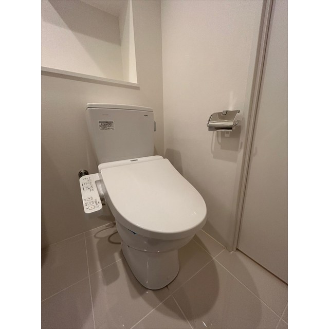 トイレ　落ち着いた色調のトイレです