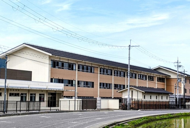 中学校　東近江市立五個荘中学校（中学校）まで2035m