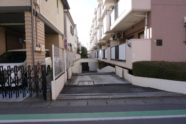 駐車場　駐車場は地下にございます