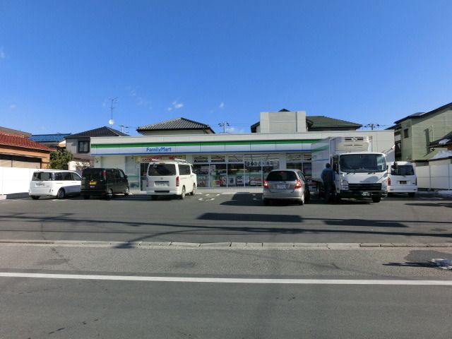 コンビニ　ファミリーマート（コンビニ）まで560m