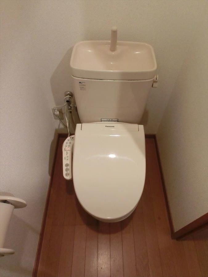 トイレ　嬉しい温水洗浄便座付きです♪