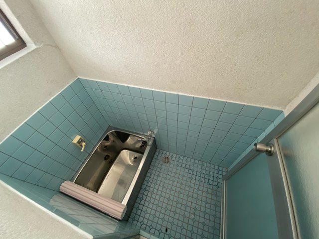 バス・シャワールーム　浴室内に窓があり換気があります♪