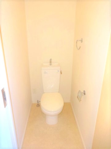 トイレ　405号室の写真を使用しています。