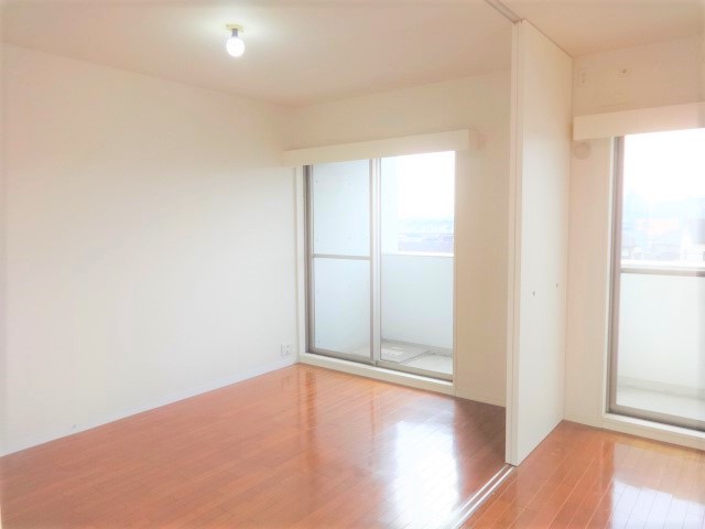 居室・リビング　405号室の写真を使用しています。