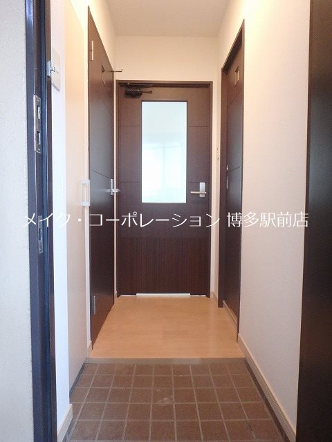 玄関　※写真は同物件の別部屋となります。