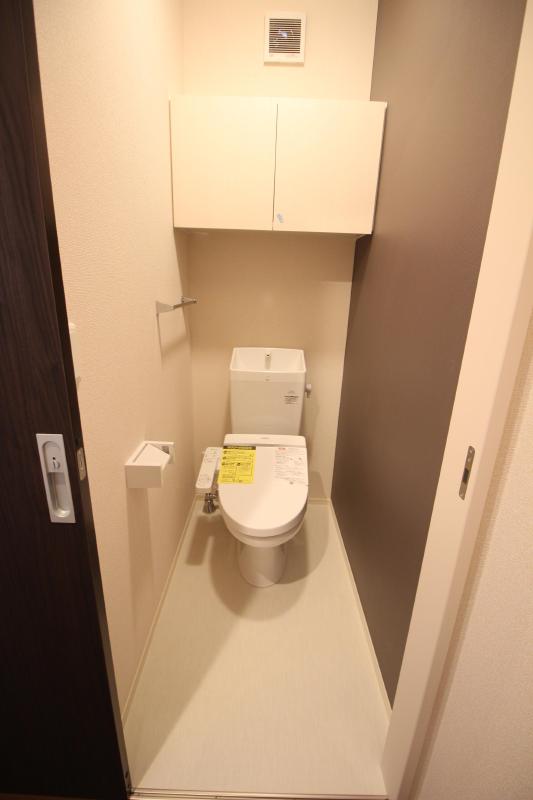 トイレ　温水洗浄暖房便座付きです。上部には棚があります。