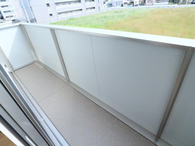 バルコニー　暖かな日差しのふりそそぐバルコニー