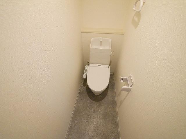 トイレ　落ち着いた色調のトイレです