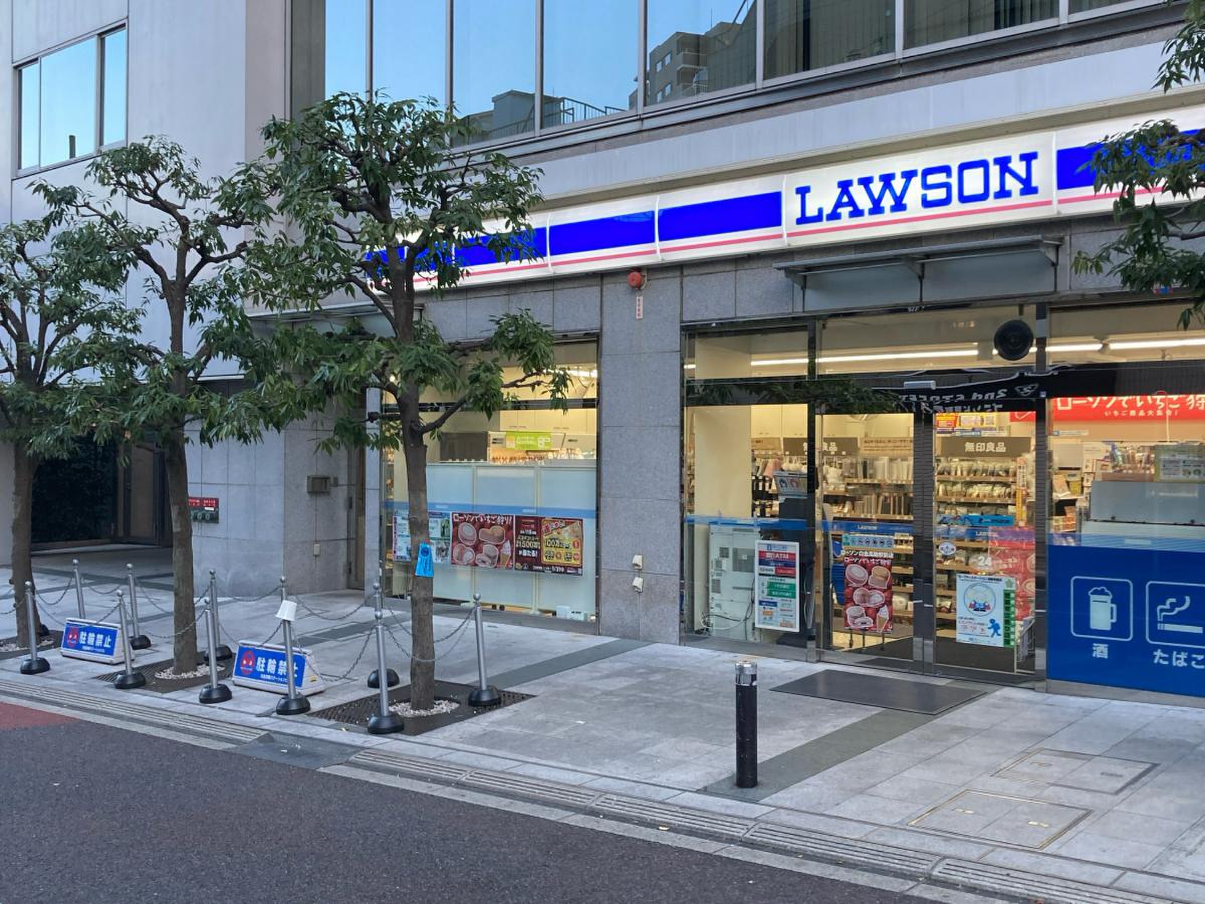 コンビニ　ローソン白金高輪駅前店（コンビニ）まで250m