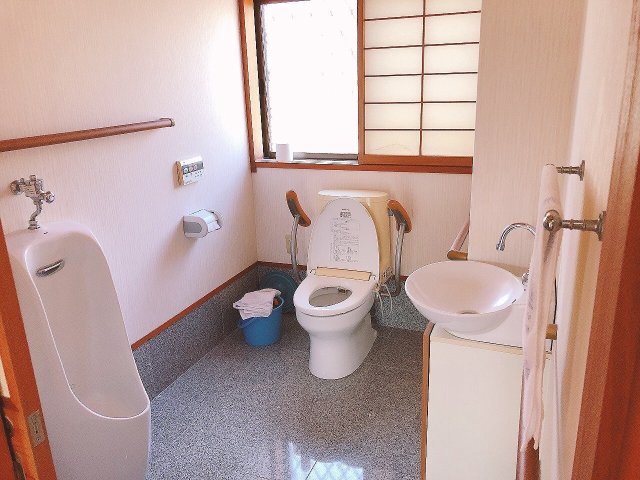 トイレ　男子用便器もあり広々としたトイレスペース
