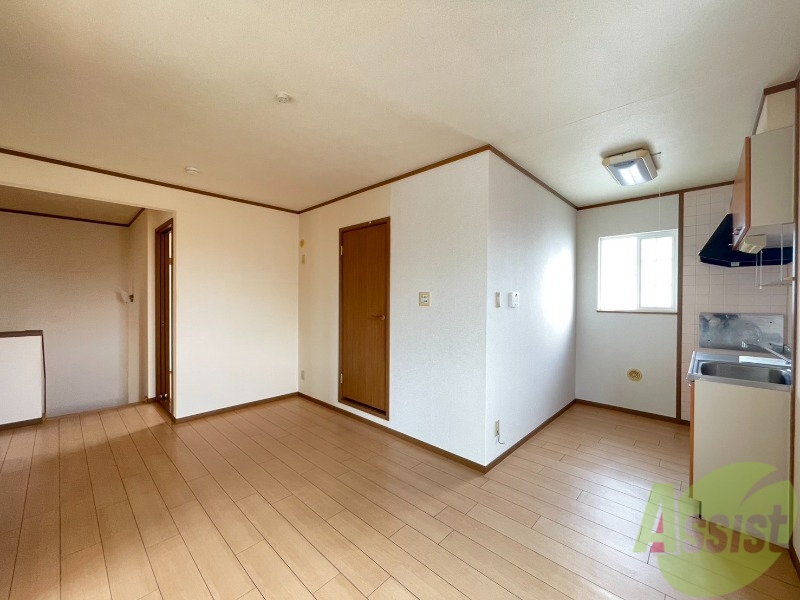 居室・リビング　１０畳のＬＤＫです。広々としていて明るいお部屋です。