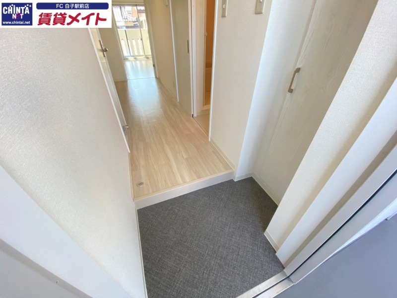 玄関　同物件別室反転タイプ画像