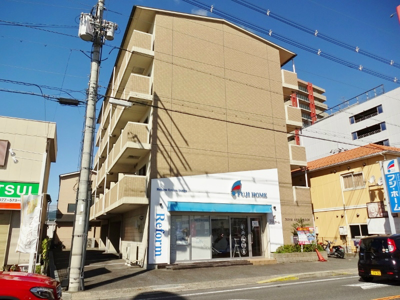 建物外観　エレベーター付マンション。