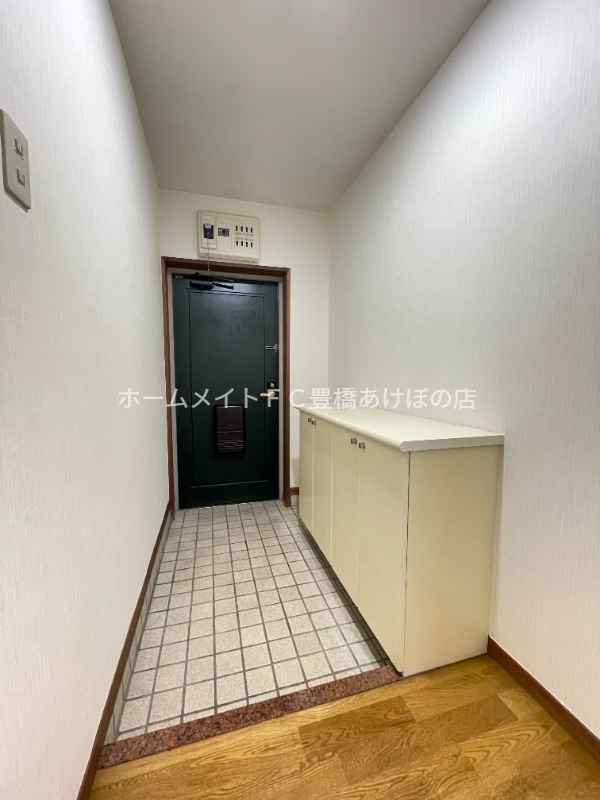 玄関　同型別部屋写真（反転）