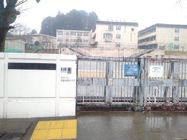 小学校　三輪小学校（小学校）まで850m