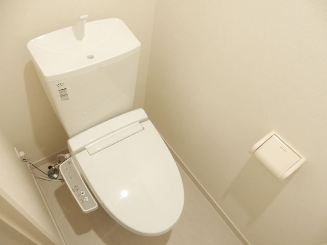 トイレ　ウォシュレット付です。