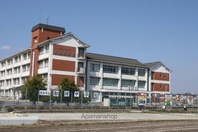 中学校　奈良市立都跡中学校（中学校）まで1445m