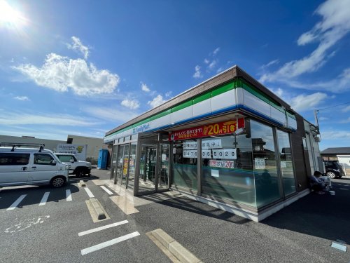 コンビニ　ファミリーマート 成田西三里塚店（コンビニ）まで549m