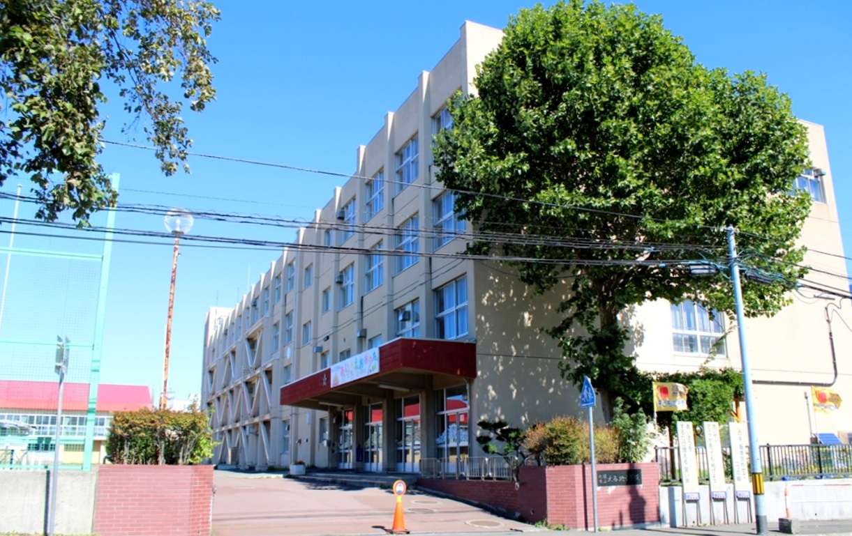 小学校　札幌市立大谷地小学校（小学校）まで908m