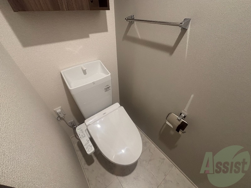 トイレ　トイレは温水洗浄便座です。シンプルな雰囲気になっています。