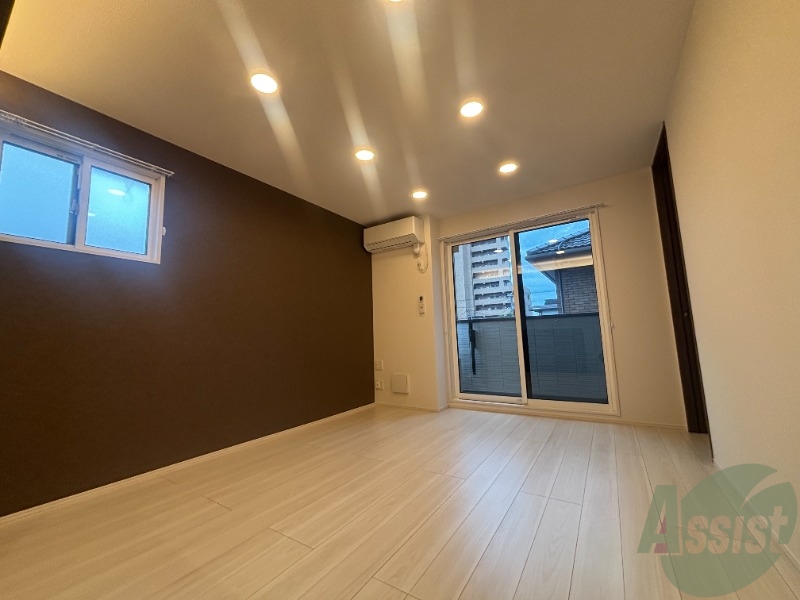 居室・リビング　大きめの窓から日差しがたっぷり入る明るいお部屋です。
